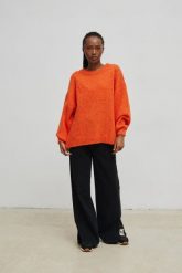 Sweter oversize z bufiastym rękawem FLAME ORANGE- RIVERO-UNI. Pomarańczowe swetry klasyczne damskie Marsala, na lato, z wełny, bez kołnierzyka. Za 249.90 zł.