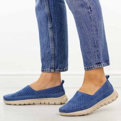 Niebieskie ażurowe półbuty damskie Sergio Leone Mk099H. Niebieskie półbuty damskie Sergio Leone, na lato, w ażurowe wzory, z jeansu, z okrągłym noskiem, bez obcasa, na płaskiej podeszwie, bez zapięcia. Za 149.00 zł.