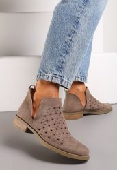 Brązowe Botki Boho z Ozdobną Perforacją i Rozcięciami po Bokach Pelorieta. Brązowe botki damskie Renee, z materiału, boho, z okrągłym noskiem, bez obcasa, na płaskiej podeszwie, bez zapięcia. Za 159.99 zł.
