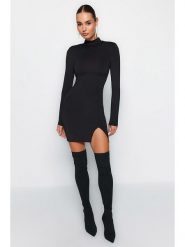 Trendyol Sukienka w kolorze czarnym rozmiar: 38. Czarne sukienki damskie Trendyol, bez wzorów, bez ramiączek. Za 87.81 zł.