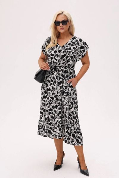 Asymetryczna sukienka Kiara MIDI z wiązaniem i falbanką - Black Ink PLUS SIZE XXL OVERSIZE. Czarne sukienki damskie Moda Size Plus Iwanek, bez wzorów, z materiału, eleganckie, bez ramiączek. W wyprzedaży za 263.90 zł.