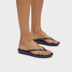 Klapki damskie FitFlop Iqushion Ergonomic TPU. Brązowe klapki damskie FIT FLOP, bez wzorów, bez obcasa, bez zapięcia. Za 257.50 zł.