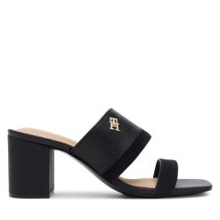 Klapki Tommy Hilfiger. Czarne klapki damskie Tommy Hilfiger, bez wzorów, bez obcasa, bez zapięcia. Za 369.99 zł.