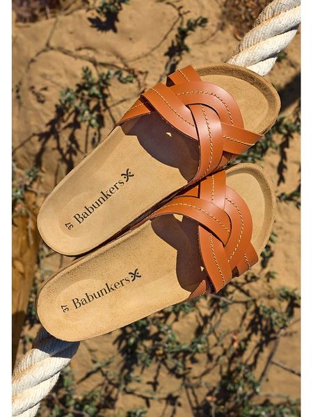 BABUNKERS Family Skórzane klapki w kolorze brązowym rozmiar: 39. Brązowe klapki damskie BABUNKERS Family, bez wzorów, z otwartym noskiem, bez obcasa, bez zapięcia. Za 154.07 zł.