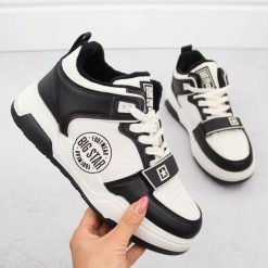 Buty sportowe ocieplane biało czarne Big Star OO274A158. Białe obuwie sportowe casual damskie Big Star, ze skóry ekologicznej, bez zapięcia. Za 110.00 zł.