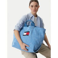 Torebka Tommy Jeans. Niebieskie shopper bag Tommy Jeans, bez wzorów, z jeansu, bez dodatków. Za 296.99 zł.