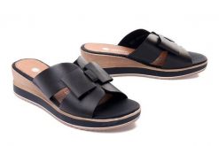 RIEKER REMONTE D6456-00 black, klapki damskie. Czarne klapki damskie Rieker Remonte, bez wzorów, ze skóry, bez obcasa, na koturnie, bez zapięcia. Za 237.93 zł.
