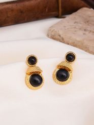 L'Atelier de Gaia Pozłacane kolczyki-wkrętki z onyksem rozmiar: onesize. Czarne kolczyki damskie L'Atelier de Gaia, z onyksem, pozłacane. Za 83.03 zł.