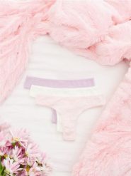 Majtki stringi 3 pack - wielobarwny. Stringi Sinsay, bez wzorów, z bawełny. Za 11.99 zł.