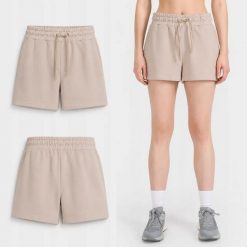 SPODENKI DAMSKIE 4F SZORTY SPORTOWE NA LATO KRÓTKIE KOLOR BEŻOWY. Brązowe spodenki sportowe damskie 4F, na lato, l, bez wzorów, z bawełny, do biegania. Za 59.99 zł.