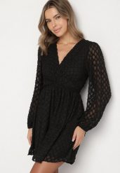 Czarna Rozkloszowana Sukienka z Tkaniny Plumeti z Dekoltem w Serek Zeniasa. Czarne sukienki damskie Born2be, bez wzorów, z tkaniny, bez ramiączek. Za 149.99 zł.