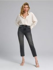Jeansy mom fit - szary. Szare jeansy damskie Sinsay. W wyprzedaży za 29.99 zł.