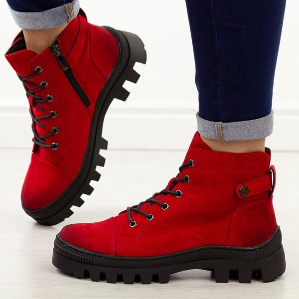 Czerwone botki damskie na traperze Potocki 19317. Czerwone botki damskie POTOCKI, na jesień, z dzianiny, casualowe, z okrągłym noskiem, bez obcasa, bez zapięcia. Za 229.00 zł.