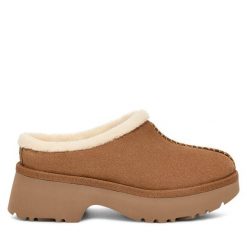 Klapki Ugg. Brązowe klapki damskie Ugg, bez wzorów, bez obcasa, bez zapięcia. Za 629.99 zł.