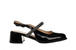 Sandały Loretta Vitale C3805 Black 514280, Czarny, Skóra lakierowana - 36. Czarne sandały damskie Loretta Vitale, bez wzorów, z lakierowanej skóry, bez obcasa, na obcasie, bez zapięcia. W wyprzedaży za 251.10 zł.