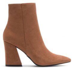 Botki Nine West. Brązowe botki damskie Nine West, bez obcasa, na słupku, bez zapięcia. Za 279.99 zł.