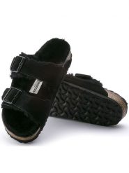 Birkenstock Skórzane klapki "Arizona" w kolorze czarnym rozmiar: 43. Czarne klapki damskie Birkenstock, bez wzorów, ze skóry, z otwartym noskiem, bez obcasa, bez zapięcia. Za 549.06 zł.