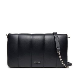 Torebka Calvin Klein. Czarne torebki klasyczne damskie Calvin Klein, bez dodatków. Za 279.99 zł.