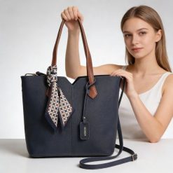 Torebka damska Rieker, ze skóry ekologicznej o klasycznej formie z dwoma uchwytami długim paskiem na ramię ozdobną apaszką i funkcjonalnym wnętrzem d. Niebieskie torebki klasyczne damskie Rieker, z materiału, na ramię, bez dodatków. Za 249.00 zł.