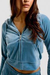 JUICY COUTURE Niebieska damska bluza Madison Hoodie. Niebieskie bluzy damskie Juicy Couture, s, bez wzorów, z elastanu, z kapturem. W wyprzedaży za 295.99 zł.