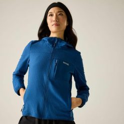 Damska bluza polarowa z kapturem i zamkiem błyskawicznym Kemilia. Niebieskie bluzy damskie Regatta, bez wzorów, z elastanu, z kapturem. W wyprzedaży za 229.99 zł.