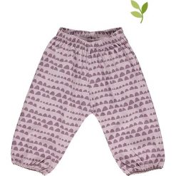 Spodnie w kolorze lawendowym. Fioletowe spodnie niemowlęce Organic Fashion for Kids, z bawełny. W wyprzedaży za 78.95 zł.