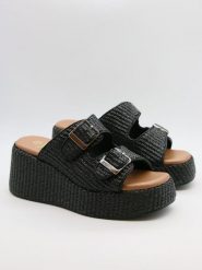 Bellucci Klapki w kolorze czarnym na koturnie rozmiar: 36. Czarne klapki damskie Bellucci, bez wzorów, z otwartym noskiem, bez obcasa, na koturnie, bez zapięcia. Za 121.99 zł.