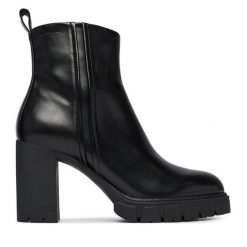 Botki Tamaris. Czarne botki damskie Tamaris, bez obcasa, na słupku, bez zapięcia. Za 484.99 zł.