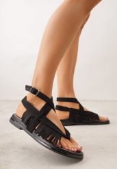 Czarne Sandały Typu Rzymianki Ozdobione Frędzlami Casasos. Czarne sandały damskie Renee, bez wzorów, z koronki, bez obcasa, na płaskiej podeszwie, bez zapięcia. Za 119.99 zł.