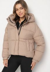 Beżowa Pikowana Kurtka Puffer z Kapturem i Kieszonką przy Rękawie Galieana. Brązowe kurtki damskie Born2be, xl, bez wzorów, z dzianiny, z kapturem. Za 169.99 zł.