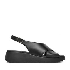 Sandały Lasocki. Czarne sandały damskie Lasocki, bez wzorów, bez obcasa, na koturnie, bez zapięcia. Za 169.99 zł.