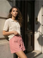 Szorty jeansowe high waist z gumką w pasie - różowy. Czerwone spodenki sportowe damskie Sinsay, l, bez wzorów, z jeansu, z podwyższonym stanem. W wyprzedaży za 19.99 zł.