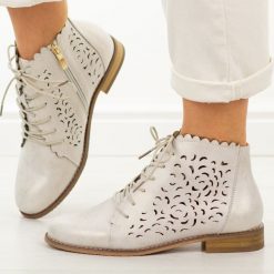 Złote skórzane ażurowe botki damskie Potocki 19423. Żółte botki damskie POTOCKI, na jesień, z jeansu, eleganckie, z okrągłym noskiem, bez obcasa, na płaskiej podeszwie, bez zapięcia. Za 259.00 zł.