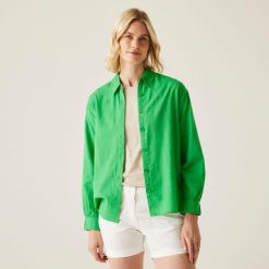 Koszula turystyczna damska Primevere. Zielone koszule damskie Regatta, bez wzorów, z bawełny, sportowe, bez kołnierzyka, bez ramiączek. W wyprzedaży za 216.00 zł.