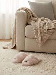 Kapcie z futerkiem - beżowy. Brązowe kapcie damskie Sinsay. Za 25.99 zł.