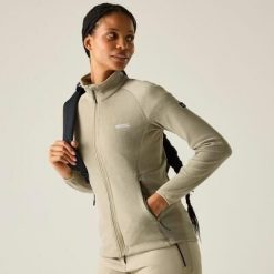 Damska kurtka polarowa Malana Softshell z zamkiem błyskawicznym. Białe kurtki damskie Regatta, l, bez wzorów, z materiału, bez kaptura. W wyprzedaży za 199.99 zł.