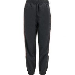 Damskie spodnie sportowe Play Loose Grey. Białe spodnie sportowe damskie Only, s, bez wzorów, z nylonu, do piłki nożnej. Za 165.99 zł.