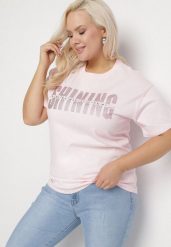 Jasnoróżowy T-shirt z Bawełny z Cyrkoniowym Napisem Hirtebia. Czerwone t-shirty damskie Born2be, xl, z aplikacjami, z bawełny, bez kołnierzyka. Za 44.99 zł.