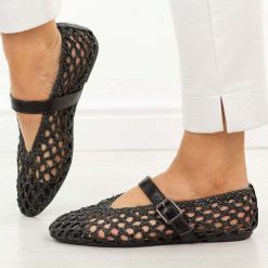 Czarne przewiewne baleriny damskie T.Sokolski 137. Czarne balerinki damskie Sokolski, w ażurowe wzory, z jeansu, z okrągłym noskiem. W wyprzedaży za 157.52 zł.