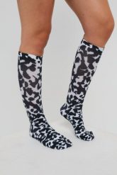 Skarpetki narciarskie / snowboardowe Penfold Collab. Białe skarpetki damskie OOSC, bez wzorów, z elastanu. Za 132.99 zł.