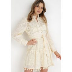 Jasnobeżowa Sukienka z Bawełny Pyrhiala. Brązowe sukienki damskie Born2be, z aplikacjami, z bawełny, bez ramiączek. Za 319.99 zł.