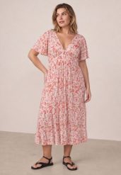 Różowa Taliowana Sukienka Casual w Kwiaty z Wiskozą Myrassa. Czerwone sukienki damskie Born2be, bez wzorów, z wiskozy, casualowe, bez ramiączek. Za 189.99 zł.