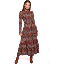 Długa sukienka BOHO z falbankami i długim rękawem czerwona. Czerwone sukienki damskie Stylove, bez wzorów, biznesowe, bez ramiączek. Za 439.00 zł.