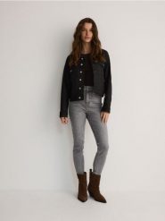 Jeansy slim fit z aplikacjami - jasnoszary. Szare jeansy damskie Reserved, z podwyższonym stanem. W wyprzedaży za 69.99 zł.