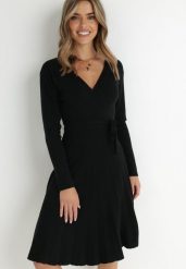 Czarna Sukienka Dzianinowa z Wiązaniem i Plisowanym Dołem Cilladia. Czarne sukienki damskie Born2be, bez wzorów, z dzianiny, eleganckie, bez ramiączek. W wyprzedaży za 118.99 zł.