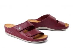 DR. BRINKMANN 700777-41 bordeaux, klapki damskie. Czerwone klapki damskie Dr. Brinkmann, bez wzorów, ze skóry, bez obcasa, na koturnie, bez zapięcia. Za 229.90 zł.