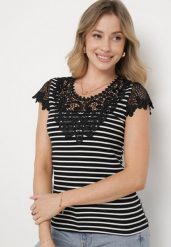Czarny Bawełniany T-shirt Koszulka z Krótkim Rękawem z Ozdobną Koronką przy Dekolcie Carines. Czarne bluzki damskie Born2be, m, z aplikacjami, z bawełny, bez kołnierzyka, bez ramiączek. Za 39.99 zł.