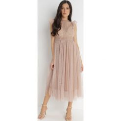 Beżowa Sukienka Clymotis. Brązowe sukienki damskie Born2be, bez wzorów, z koronki, bez ramiączek. Za 259.99 zł.