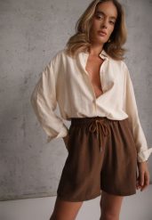 Brązowe Szorty Casual High Waist na Lato Bogate w Wiskozę Ismina. Brązowe szorty damskie Renee, bez wzorów, z materiału, z podwyższonym stanem. Za 39.99 zł.