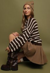 Ciemnobrązowy Sweter Oversize z Wełną i Wiskozą o Luźnym Splocie w Paski Ternose. Brązowe swetry klasyczne damskie Born2be, z dzianiny, bez kołnierzyka. Za 149.99 zł.